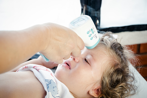 iStock-1429272059.webp taking baby's temperature